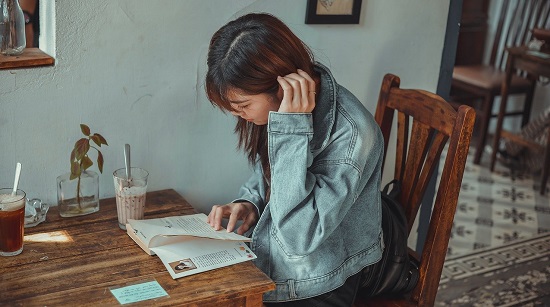 『画像』カフェで勉強する女性